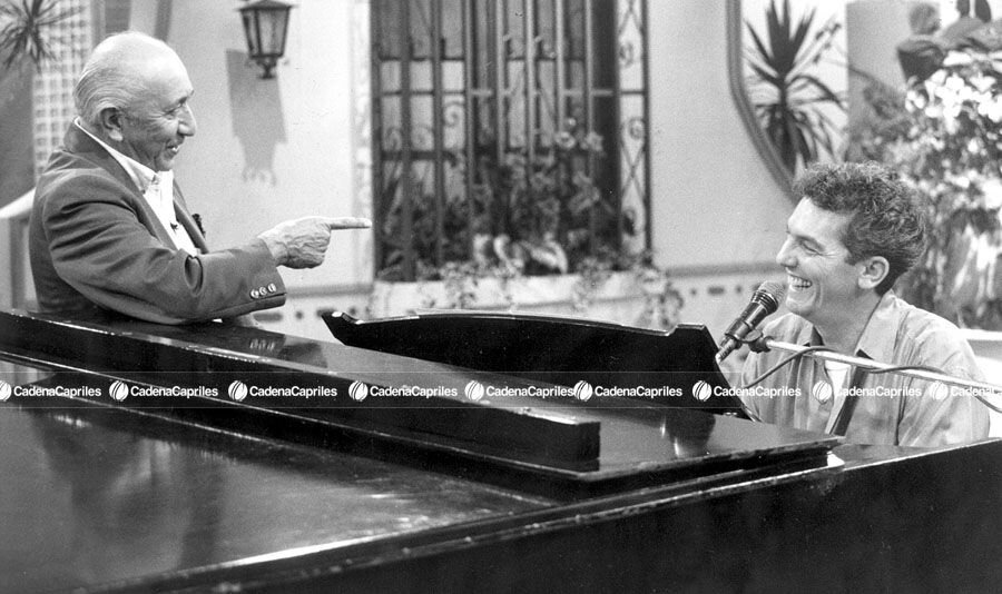 Simón Díaz con Ilan Chester. Foto: Cortesía Cadena Capriles (actual Grupo Últimas Noticias)