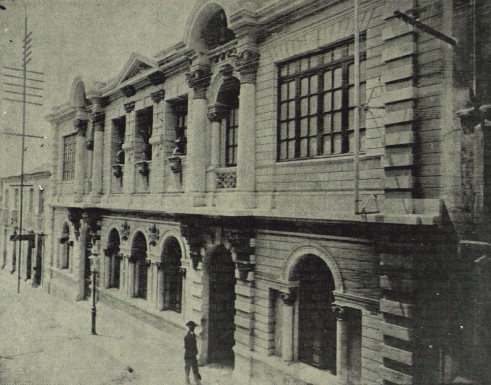 La fachada de la Escuela Superior de Música José Ángel Lamas es hoy sólo una fachada, un cascarón que tapiza los escombros de su interior. Foto: Cortesía