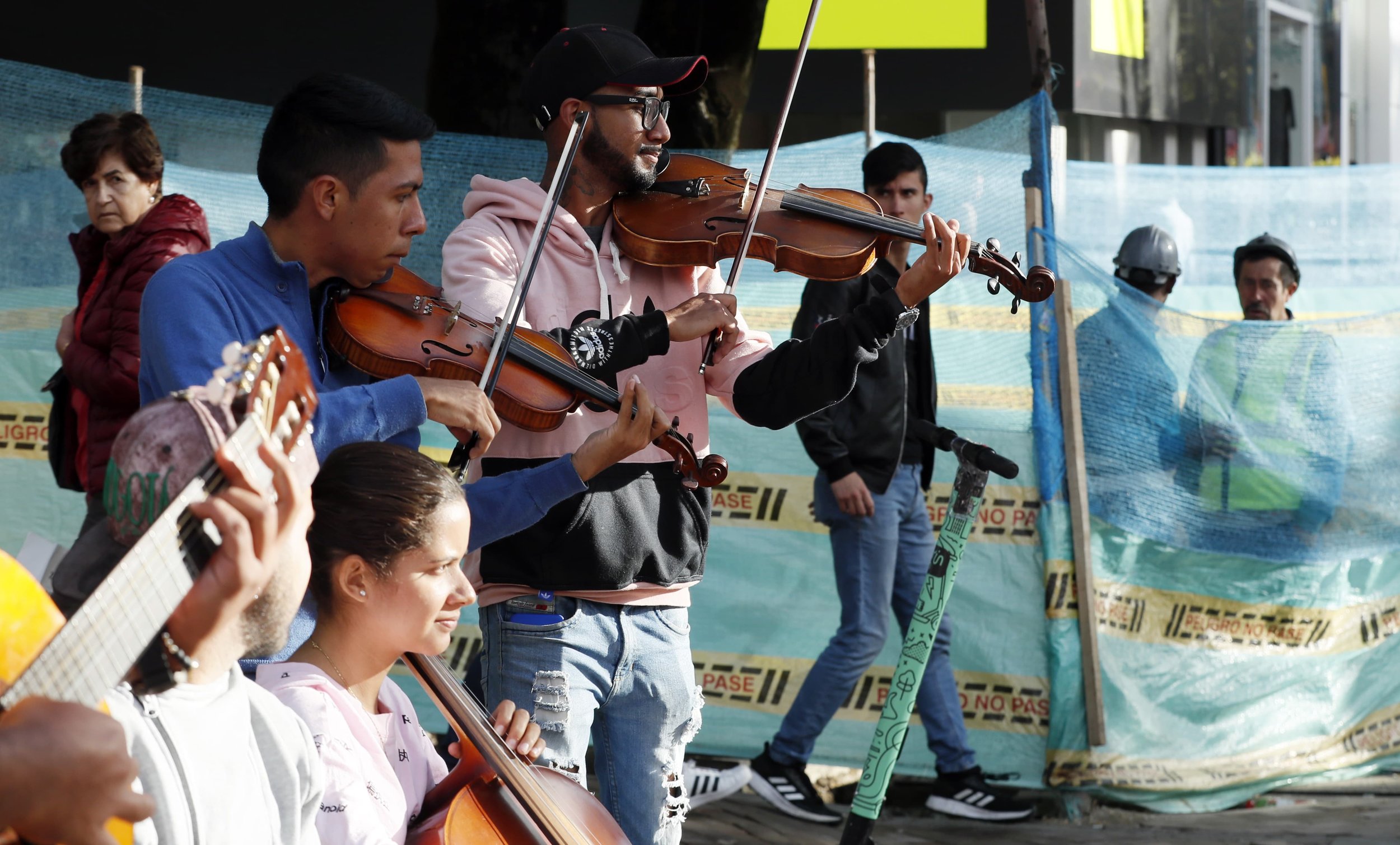 Músicos venezolanos se ganan la vida en la zona rosa de Bogotá. Foto: EFE